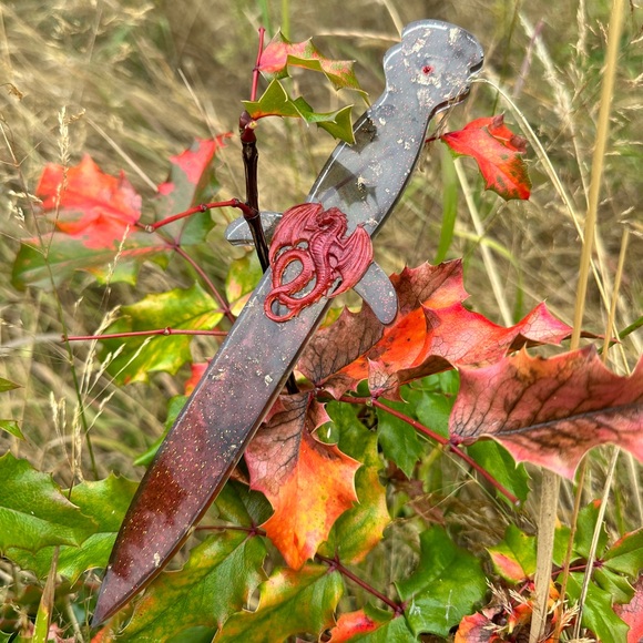 House of the dragon/GOT/ASOIAF House Targaryen resin dagger sword wall hanging - Picture 1 of 17